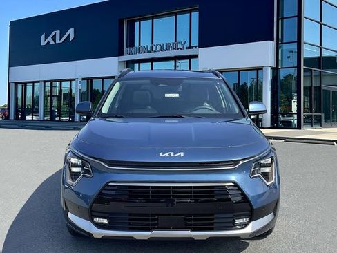 Certified 2025 Kia Niro SX Touring image 2