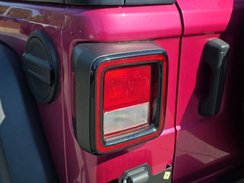 Used 2022 Jeep Wrangler Unlimited Rubicon w/ Cold Weather Group AWD/4WD image 31