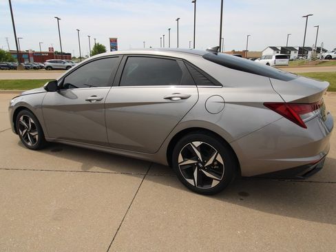 Used 2023 Hyundai Elantra Limited w/ Preferred Accessory Package FWD image 16