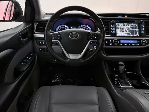 Used 2019 Toyota Highlander XLE AWD/4WD image 32