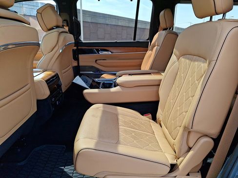 Used 2022 Jeep Grand Wagoneer Series III AWD/4WD image 10
