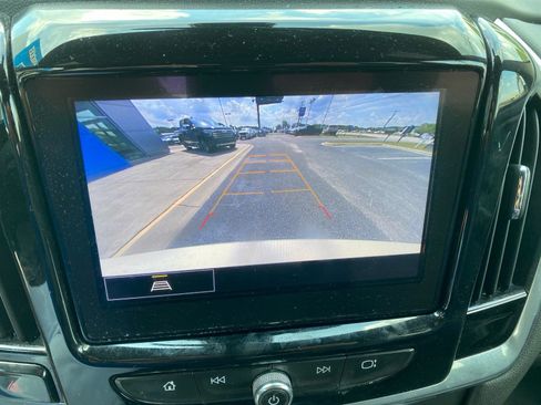 Used 2023 Chevrolet Traverse LT FWD image 8