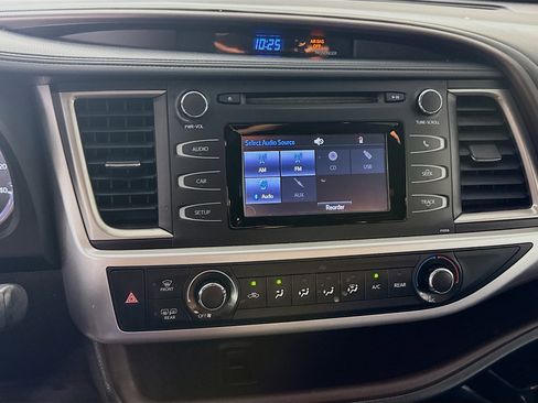 Used 2017 Toyota Highlander LE w/ Carpet Mat Package FWD image 18