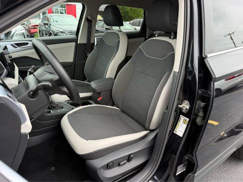Used 2025 Volkswagen Taos SE FWD image 12