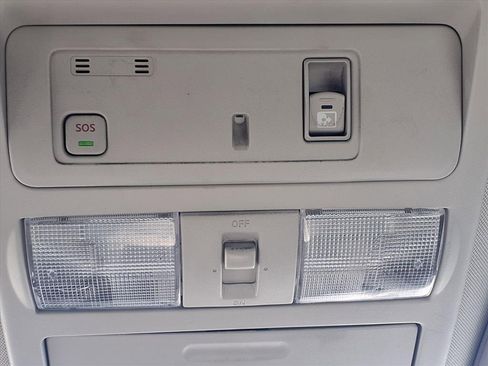 Used 2021 Nissan Titan SV w/ SV Convenience Package image 6