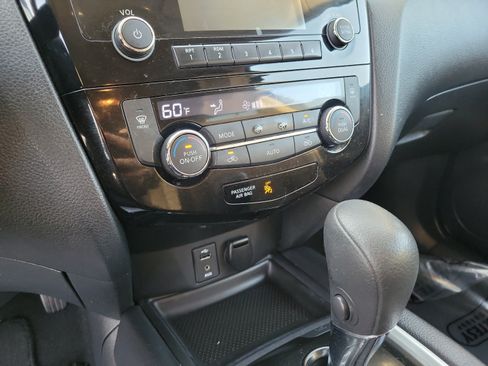 Used 2015 Nissan Rogue SV AWD/4WD image 19