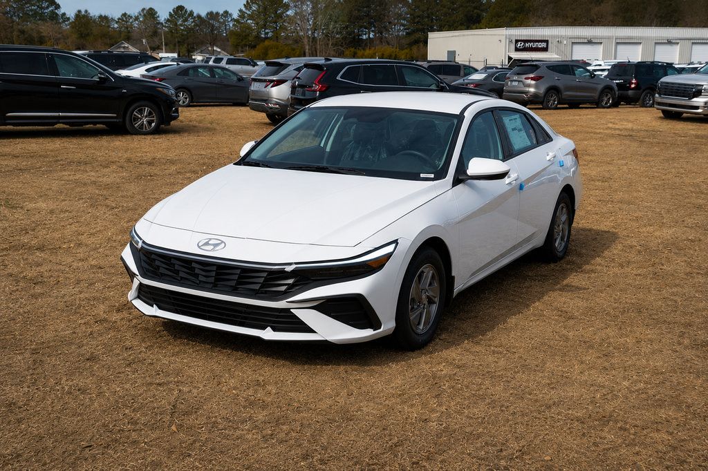 New 2026 Hyundai Elantra SE FWD image 1