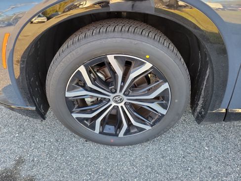 Certified 2025 Toyota Crown Signia XLE image 25