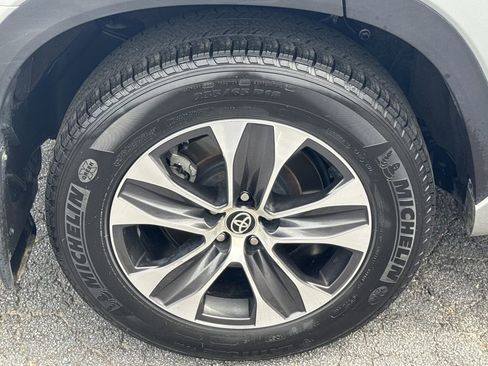 Used 2020 Toyota Highlander XLE FWD image 17