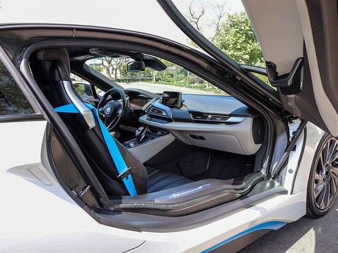 Used 2017 BMW i8 image 22