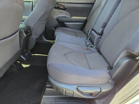 Used 2023 Toyota Highlander L image 12