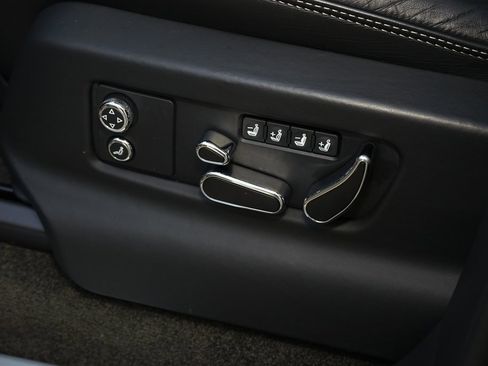 Used 2023 Bentley Bentayga Plug-In Hybrid image 30