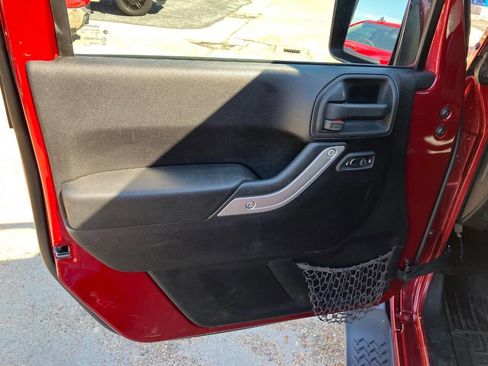 Used 2013 Jeep Wrangler Unlimited Sahara w/ Connectivity Group AWD/4WD image 10