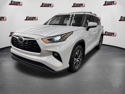 Used 2022 Toyota Highlander XLE AWD/4WD image 1