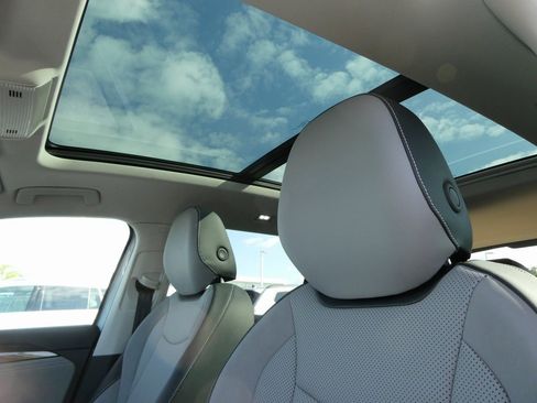 New 2025 Volkswagen Tiguan SE image 29