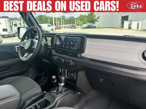 Used 2025 Jeep Wrangler Unlimited Sahara AWD/4WD image 27