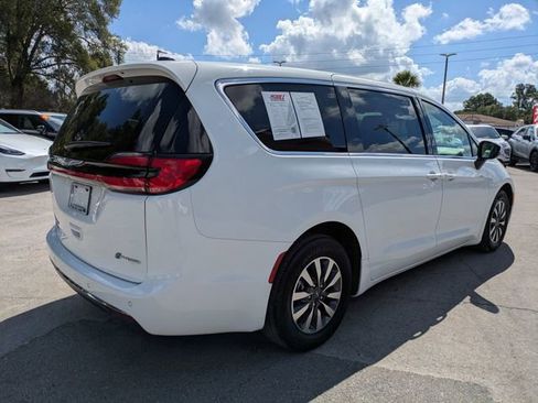 Used 2023 Chrysler Pacifica Touring-L FWD image 4