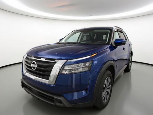 Used 2025 Nissan Pathfinder SV image 3