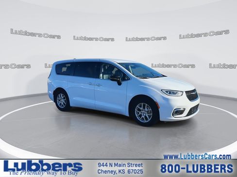 Used 2024 Chrysler Pacifica Touring-L image 2