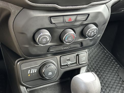 Used 2019 Jeep Renegade Sport image 22