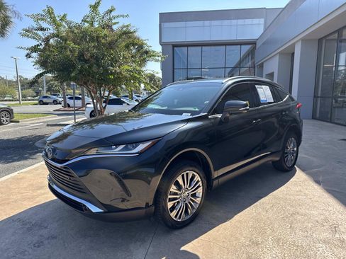 Used 2023 Toyota Venza XLE image 6