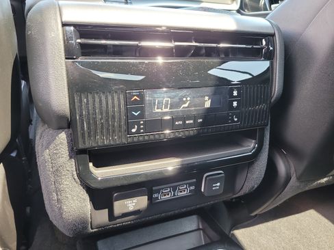 Used 2026 Jeep Grand Wagoneer Limited AWD/4WD image 15