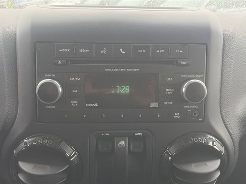 Used 2017 Jeep Wrangler Sahara image 26