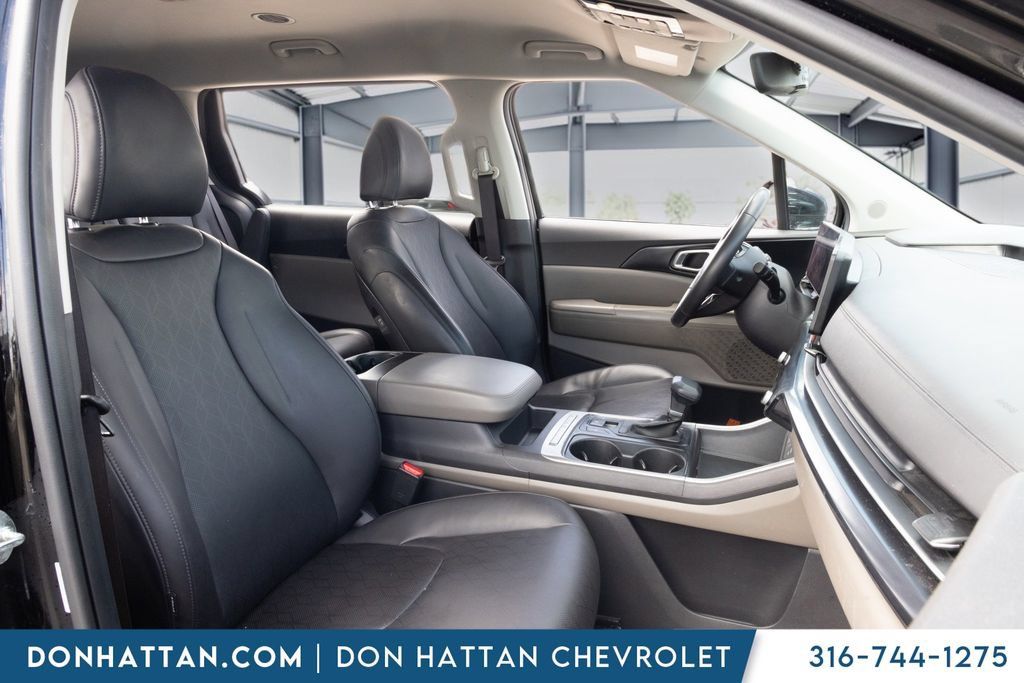 Used 2025 Kia Carnival FWD image 22