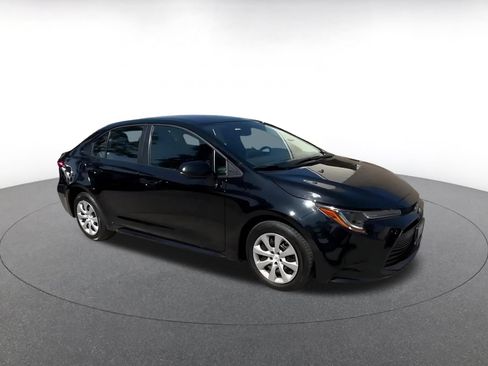 Used 2025 Toyota Corolla LE FWD image 2