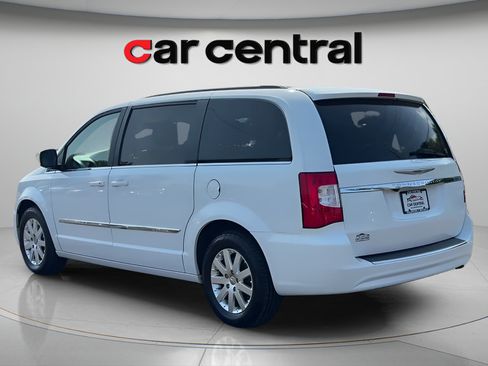 Used 2016 Chrysler Town & Country Touring FWD image 7