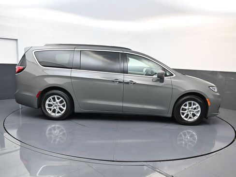 Used 2022 Chrysler Pacifica Touring-L image 5