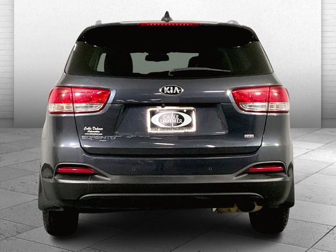 Used 2018 Kia Sorento LX image 3