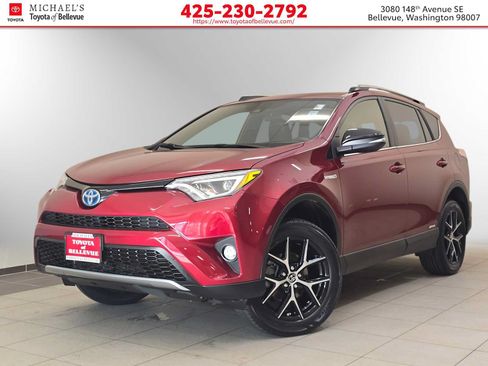 Used 2018 Toyota RAV4 SE AWD/4WD image 1