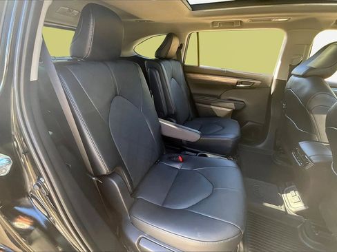 Used 2025 Toyota Highlander Platinum image 27