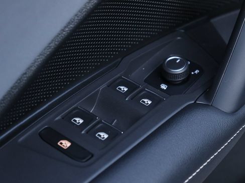 Certified 2025 Volkswagen Tiguan SE FWD image 19