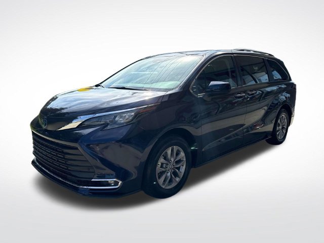 Used 2024 Toyota Sienna XLE FWD image 3