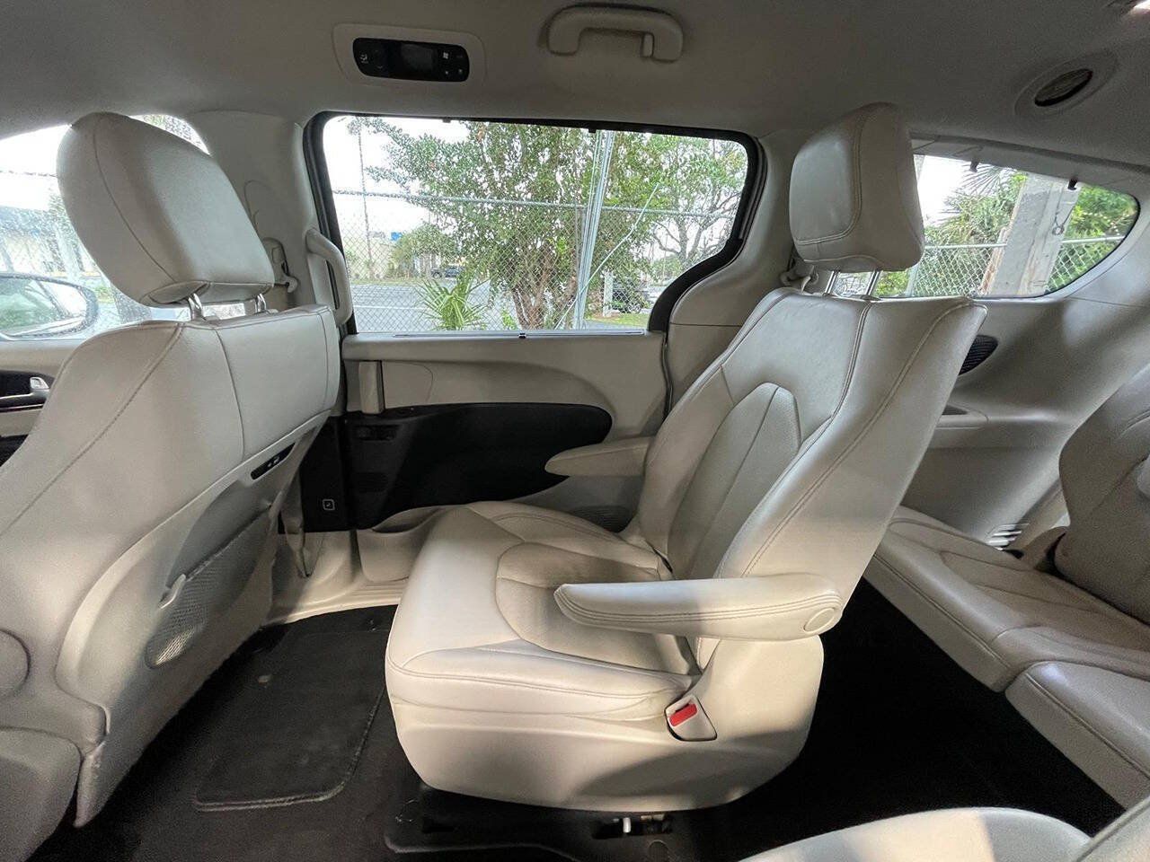 Used 2021 Chrysler Pacifica Touring-L FWD image 21