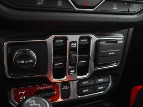 Used 2025 Jeep Gladiator Mojave w/ Convenience Group AWD/4WD image 20