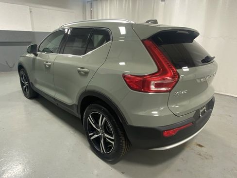 Used 2025 Volvo XC40 B5 Core image 2
