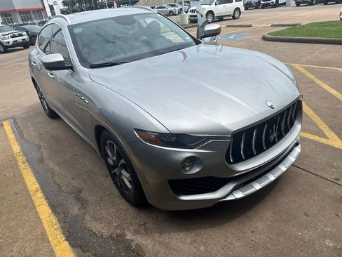 Used 2017 Maserati Levante w/ Luxury Package AWD/4WD image 3