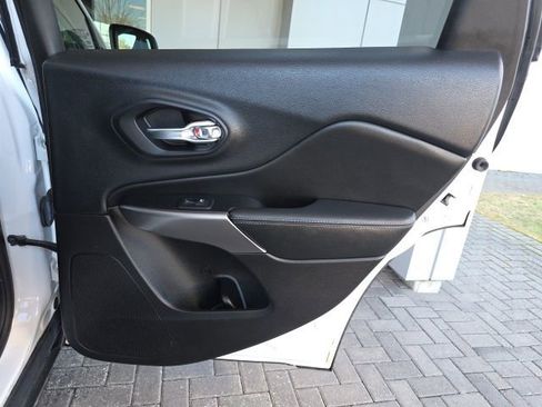 Used 2019 Jeep Cherokee Latitude Plus w/ Comfort/Convenience Group image 11