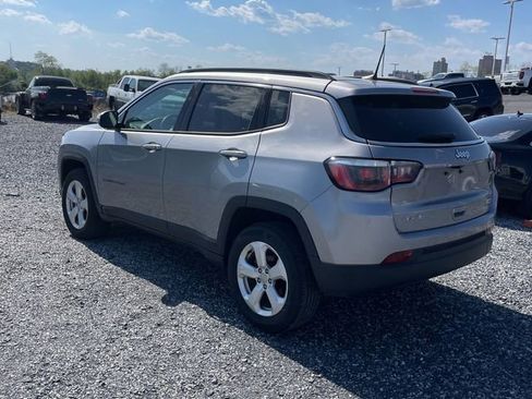 Used 2019 Jeep Compass Latitude w/ Popular Equipment Group AWD/4WD image 3