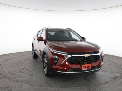 Used 2025 Chevrolet Trax LT image 3