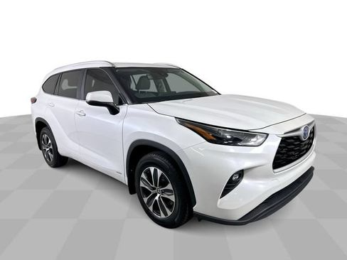 Used 2023 Toyota Highlander XLE AWD/4WD image 2
