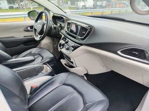 Used 2020 Chrysler Voyager Lxi image 14