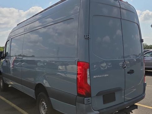 Used 2022 Mercedes-Benz Sprinter 2500 image 2