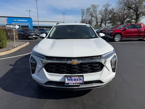 Used 2025 Chevrolet Trax LT w/ Driver Confidence Package image 9
