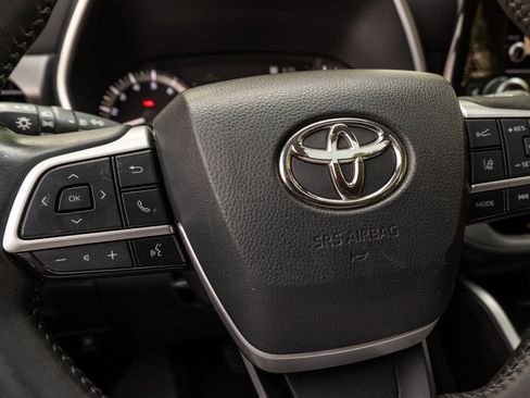 Used 2023 Toyota Highlander XLE FWD image 32