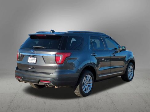 Used 2018 Ford Explorer XLT image 6