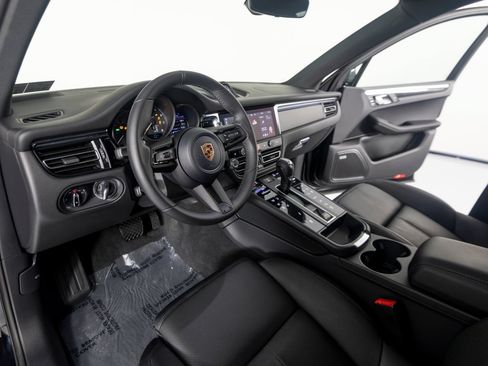 Certified 2026 Porsche Macan Turbo AWD/4WD image 4